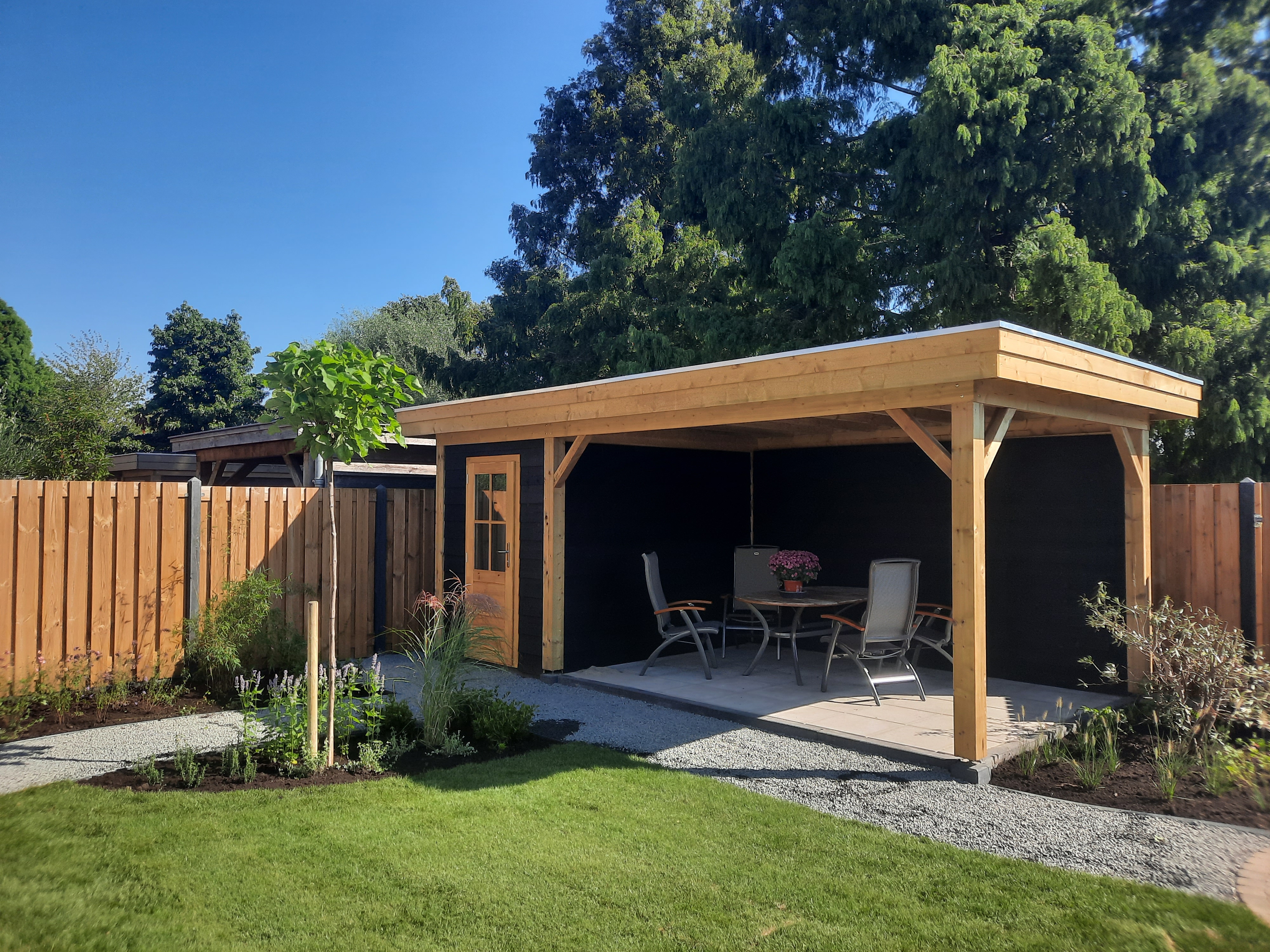 Anläggning staket, veranda och&nbsp;trädgård.