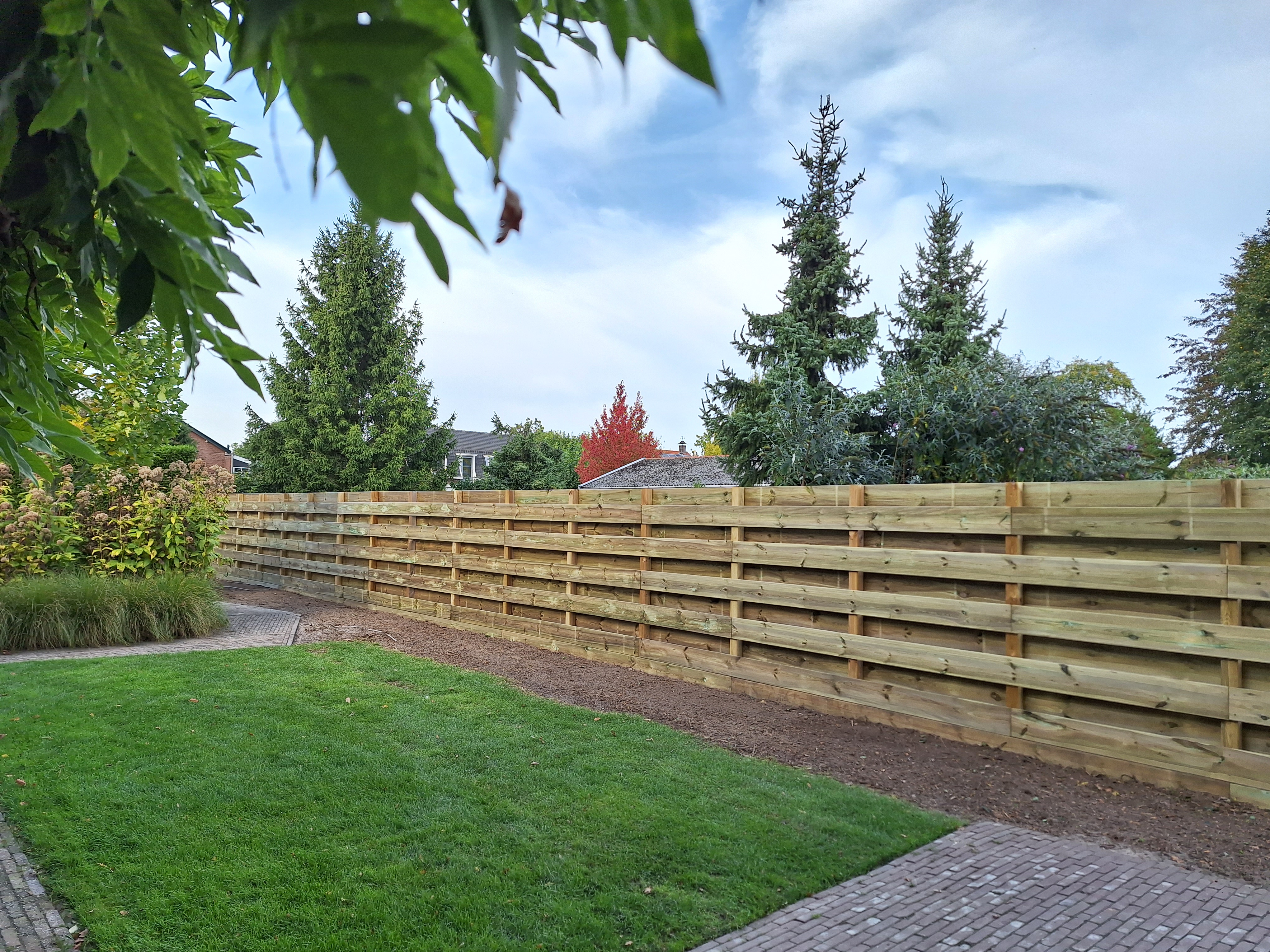 Ta bort häcken och sätt upp&nbsp;staket.