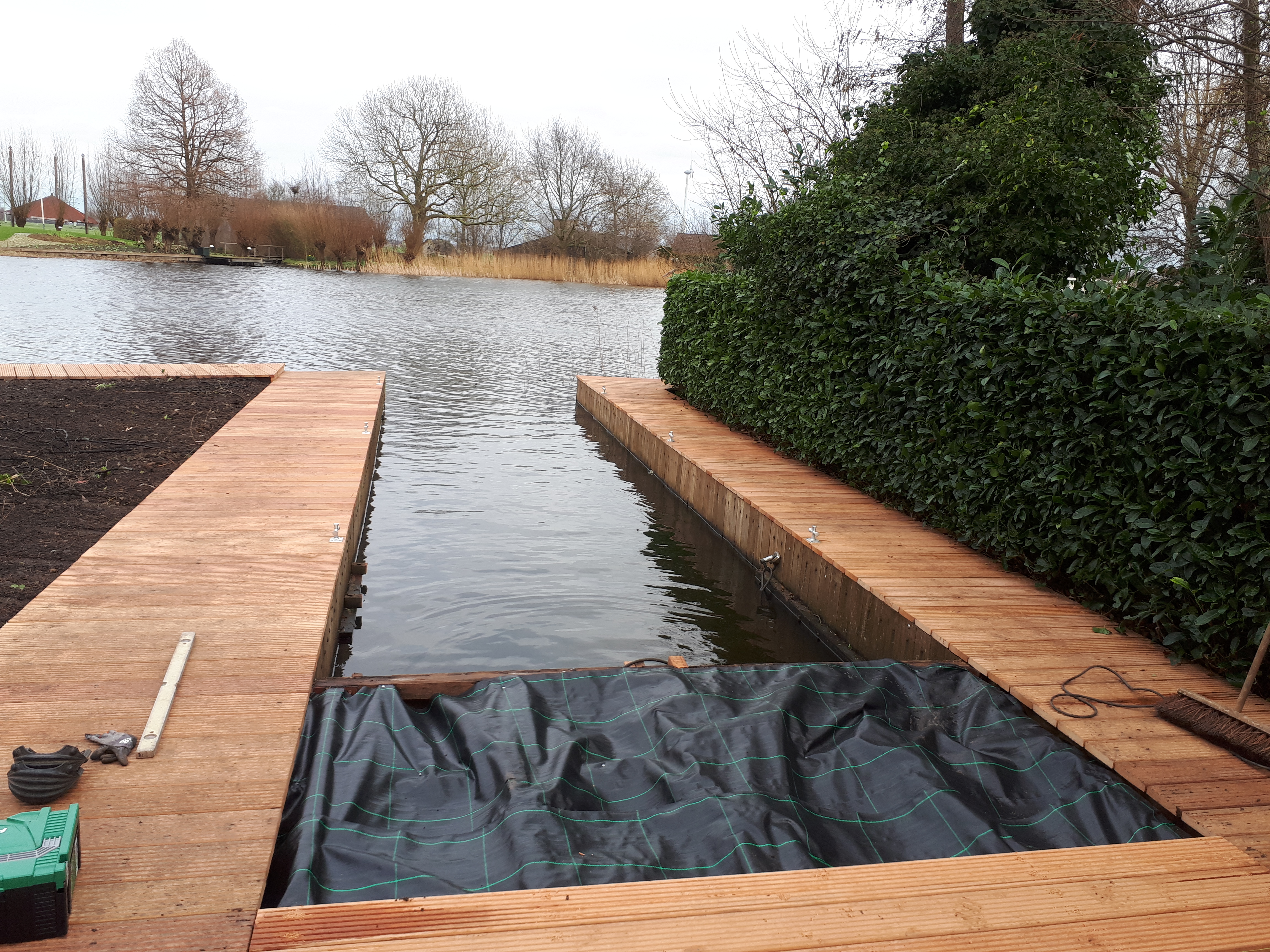 Byta av altan längs vattnet mot nya Bankirai-plankor.