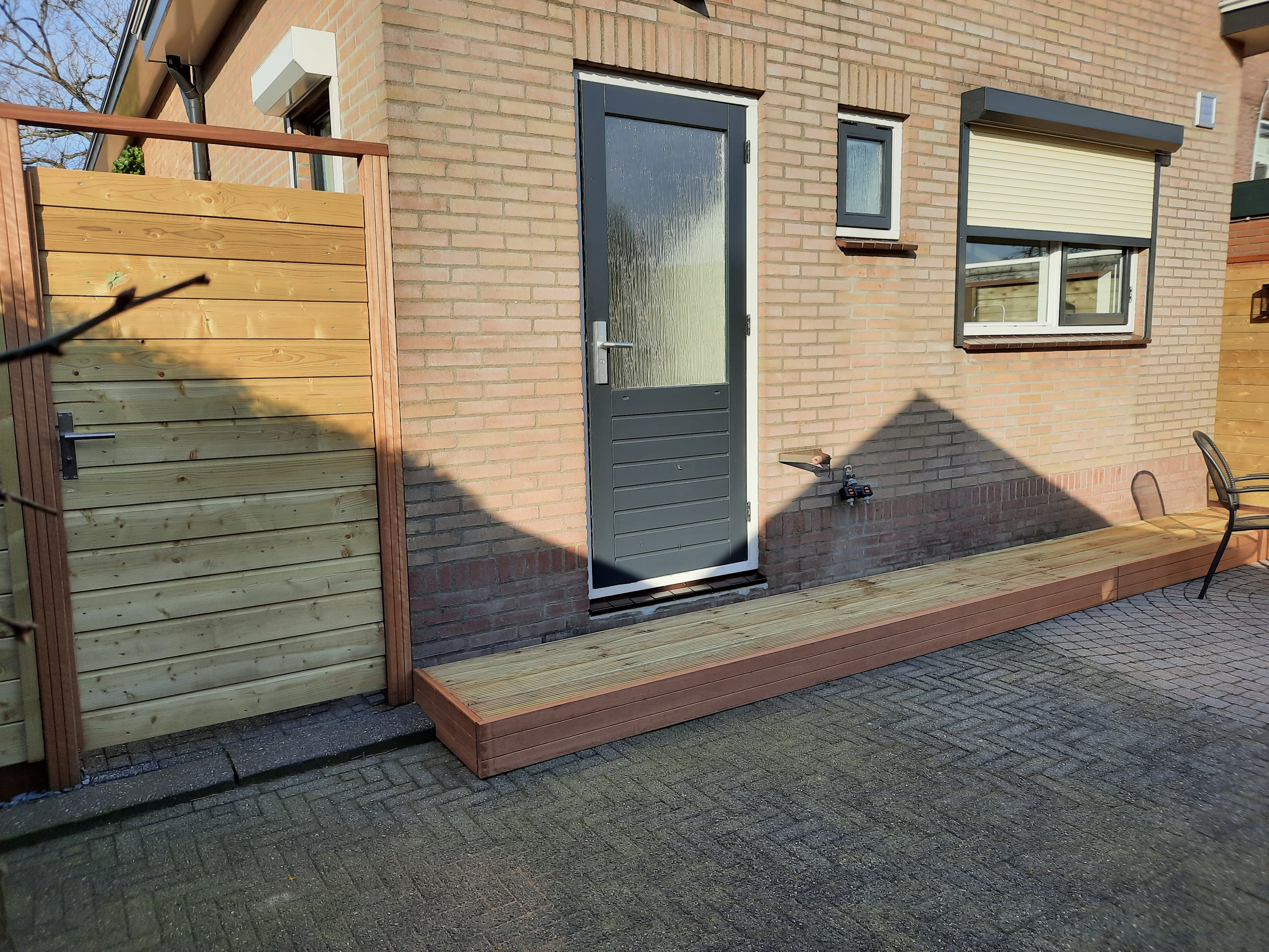 Specialanpassat grind, staket och trä trappa&nbsp;entré.