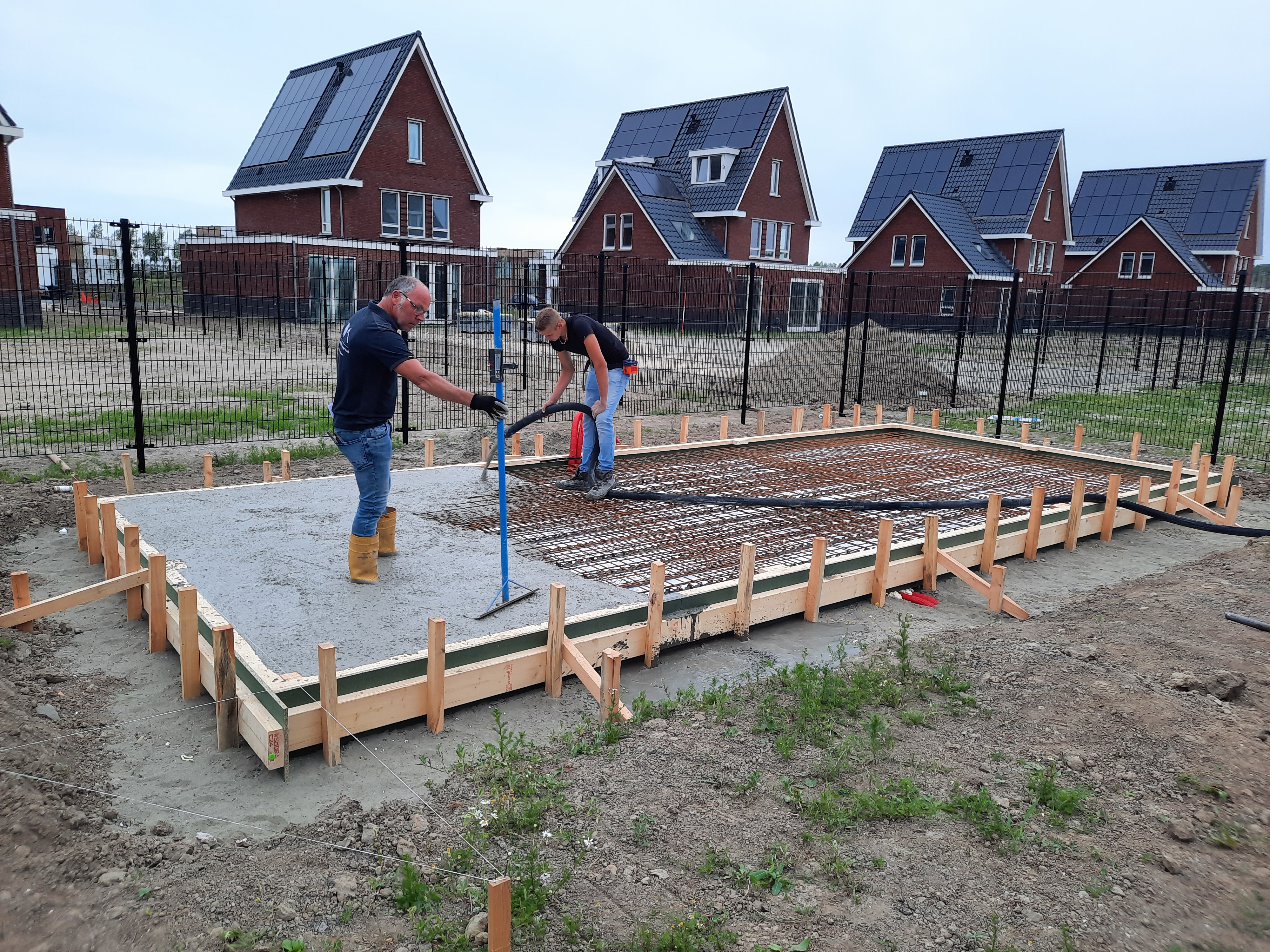 (del 1) Bygga formsättning och gjuta ett betonggolv för ett&nbsp;trädgårdskontor