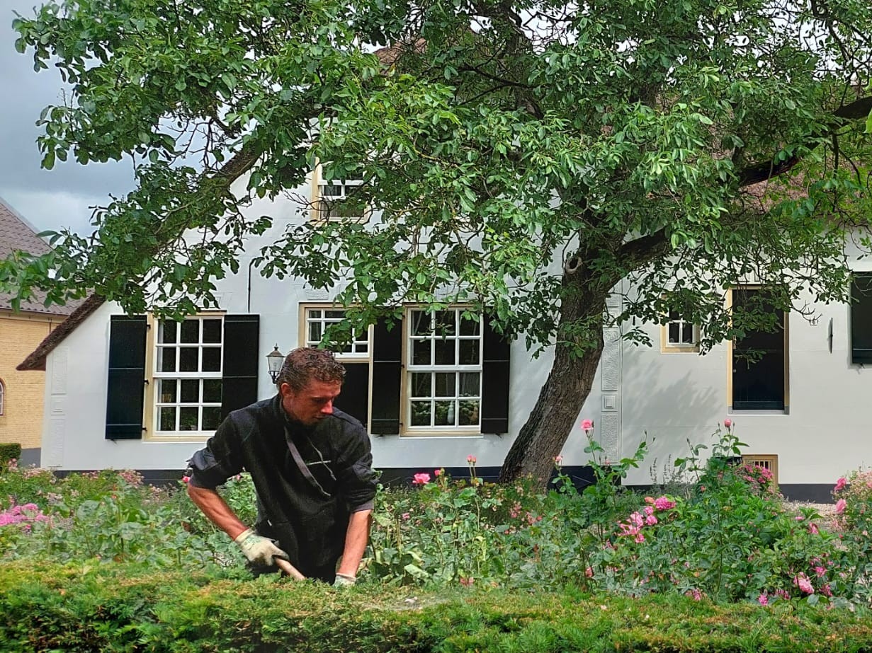 Helårsunderhåll av en landskapsträdgård.