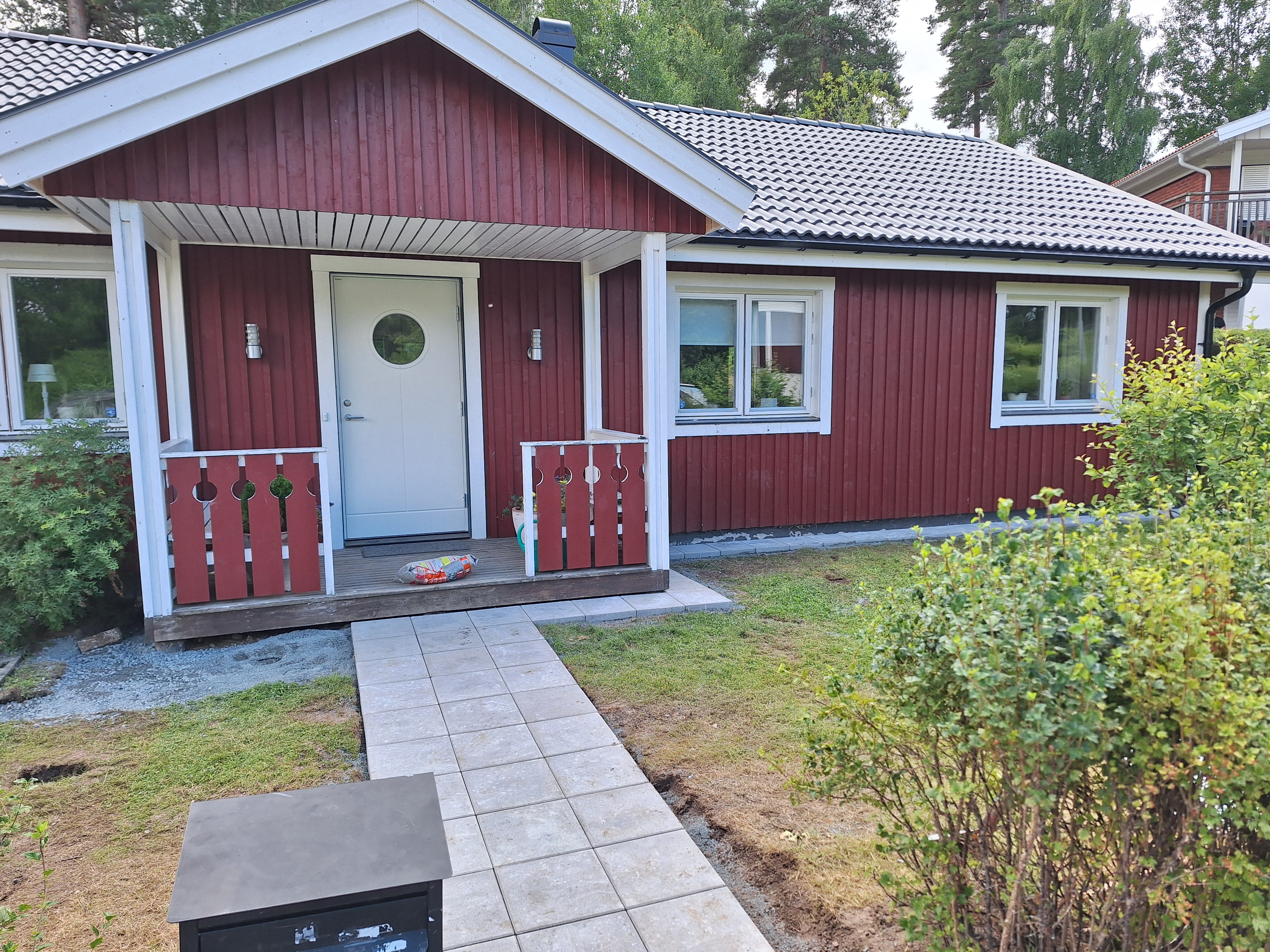 Plåtläggning i en&nbsp;trädgård.