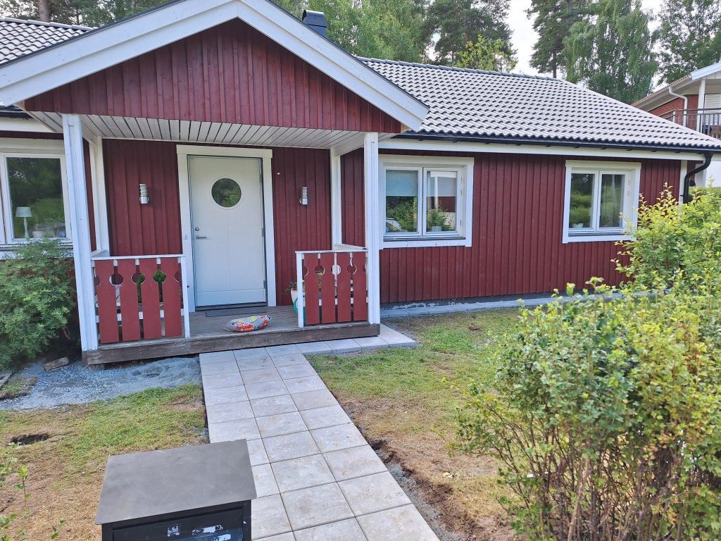 Plåtläggning i en&nbsp;trädgård.