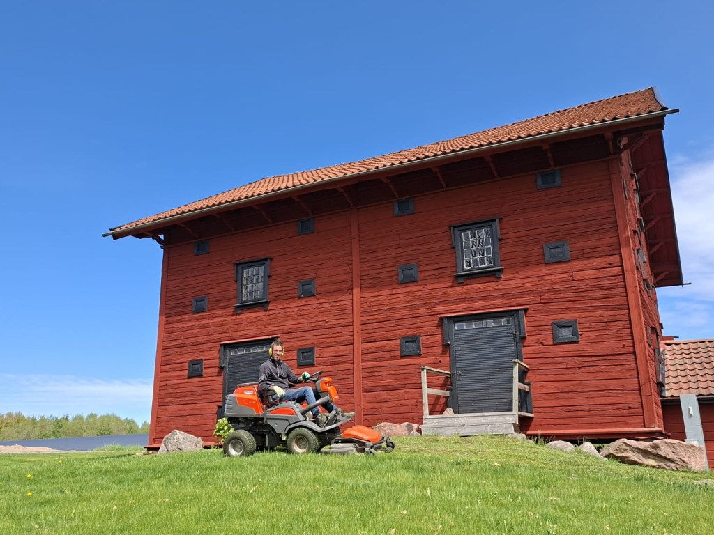 Gräsklippning i samarbete med Lindéns Trädgård &&nbsp;Allservice.